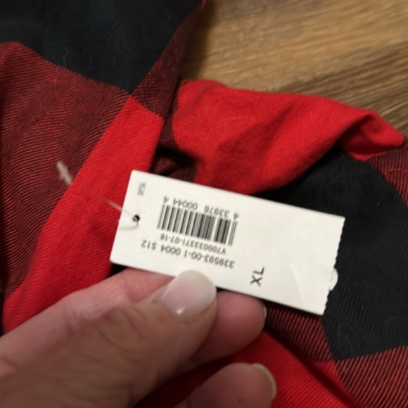 Black and red plaid old navy buttons down - Picture 4 of 4
